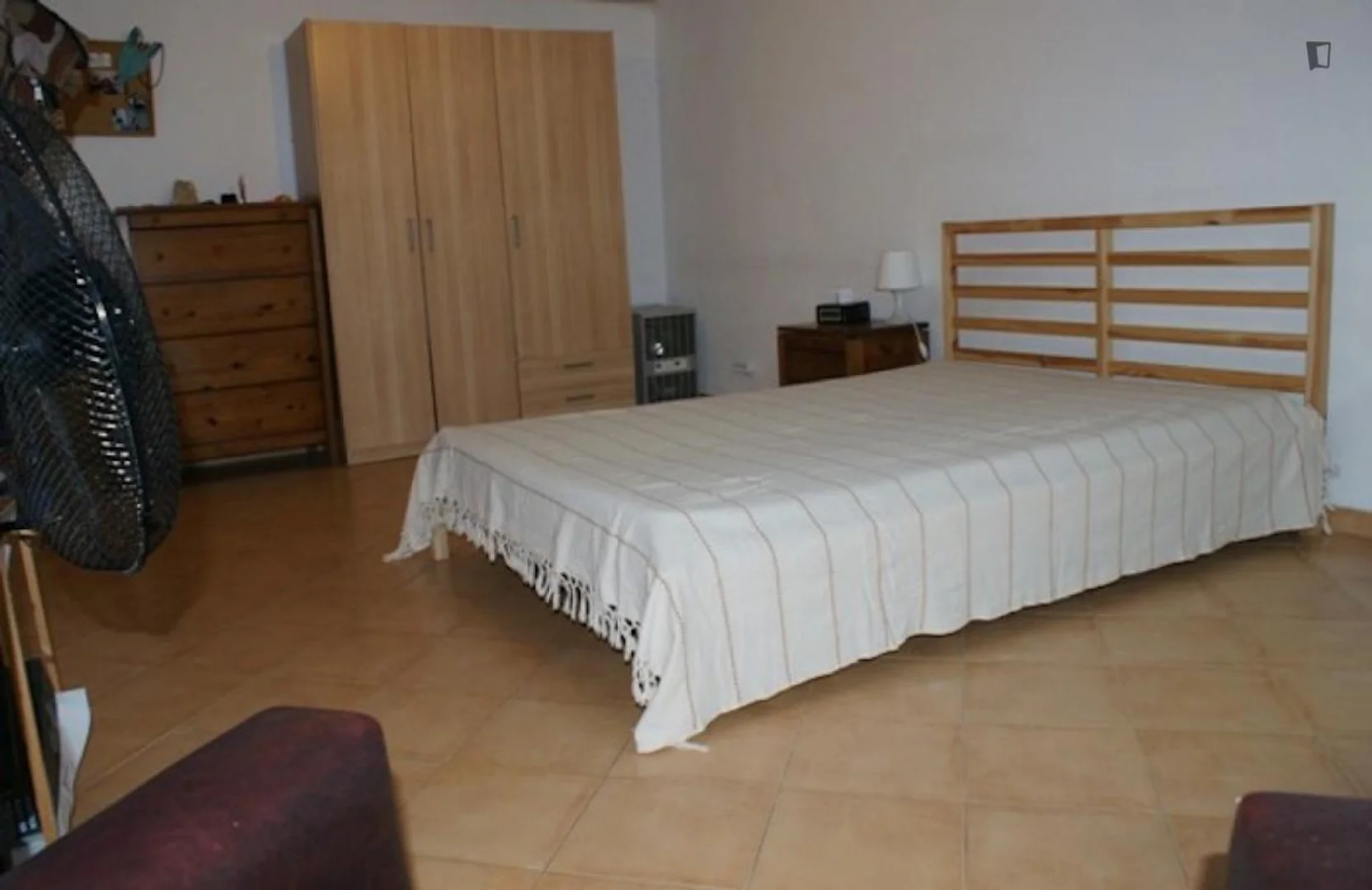 Habitación estudiantil amplia y cómoda en