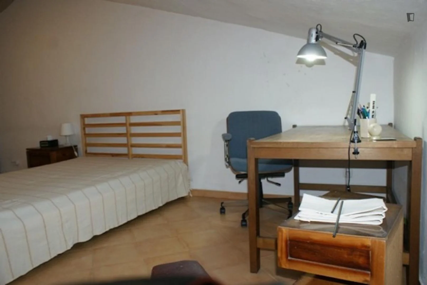 Habitación estudiantil funcional perfecta para estudiar en