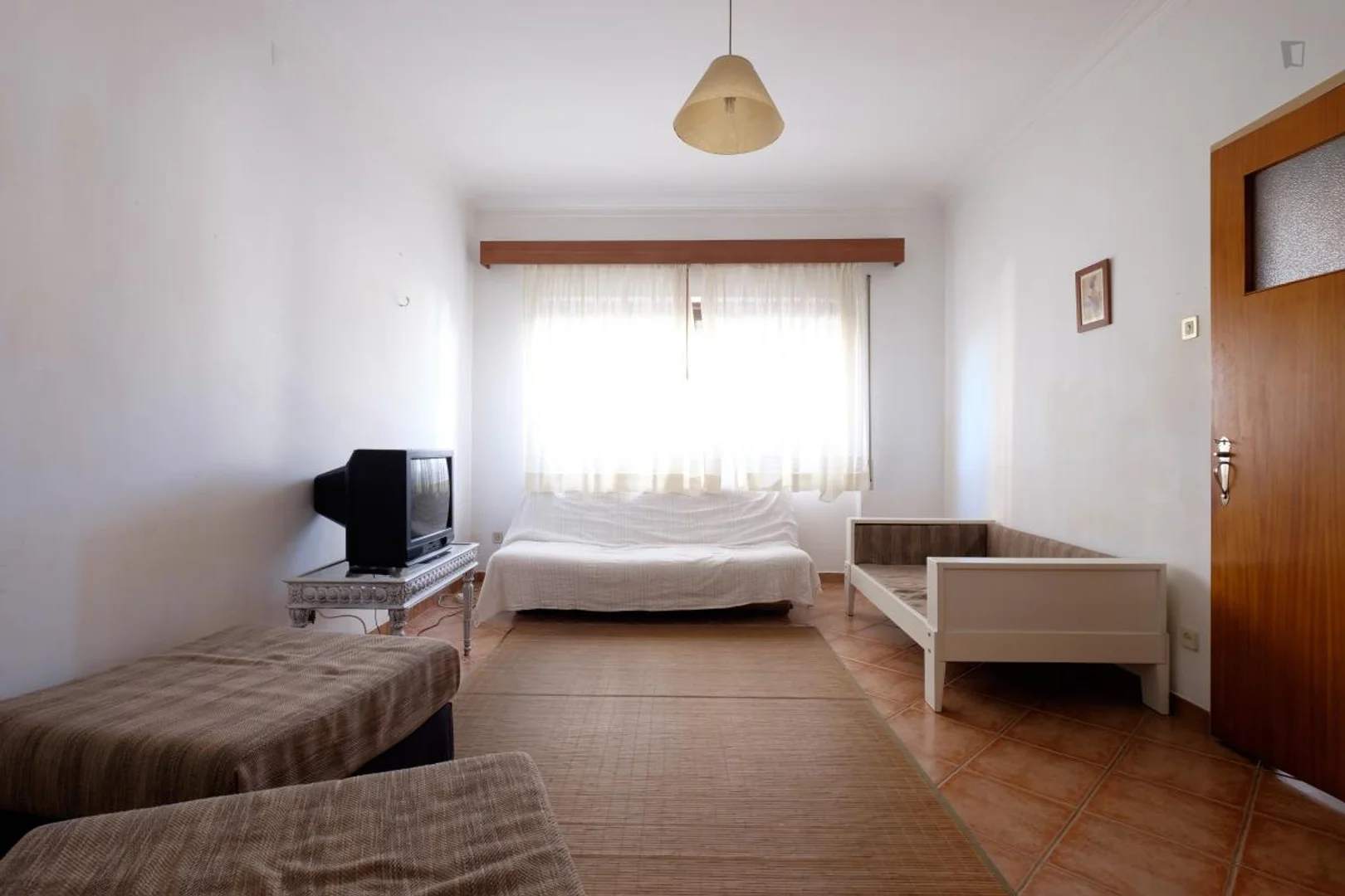 Habitación estudiantil luminosa y aireada con fácil acceso a la universidad en