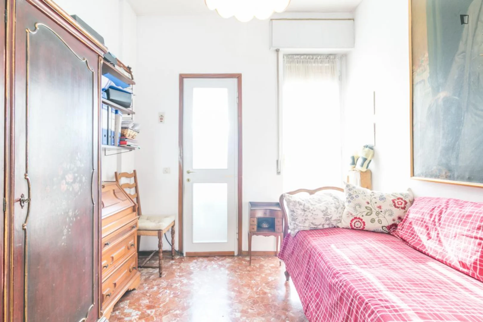Confortevole e spaziosa stanza per studenti in 
