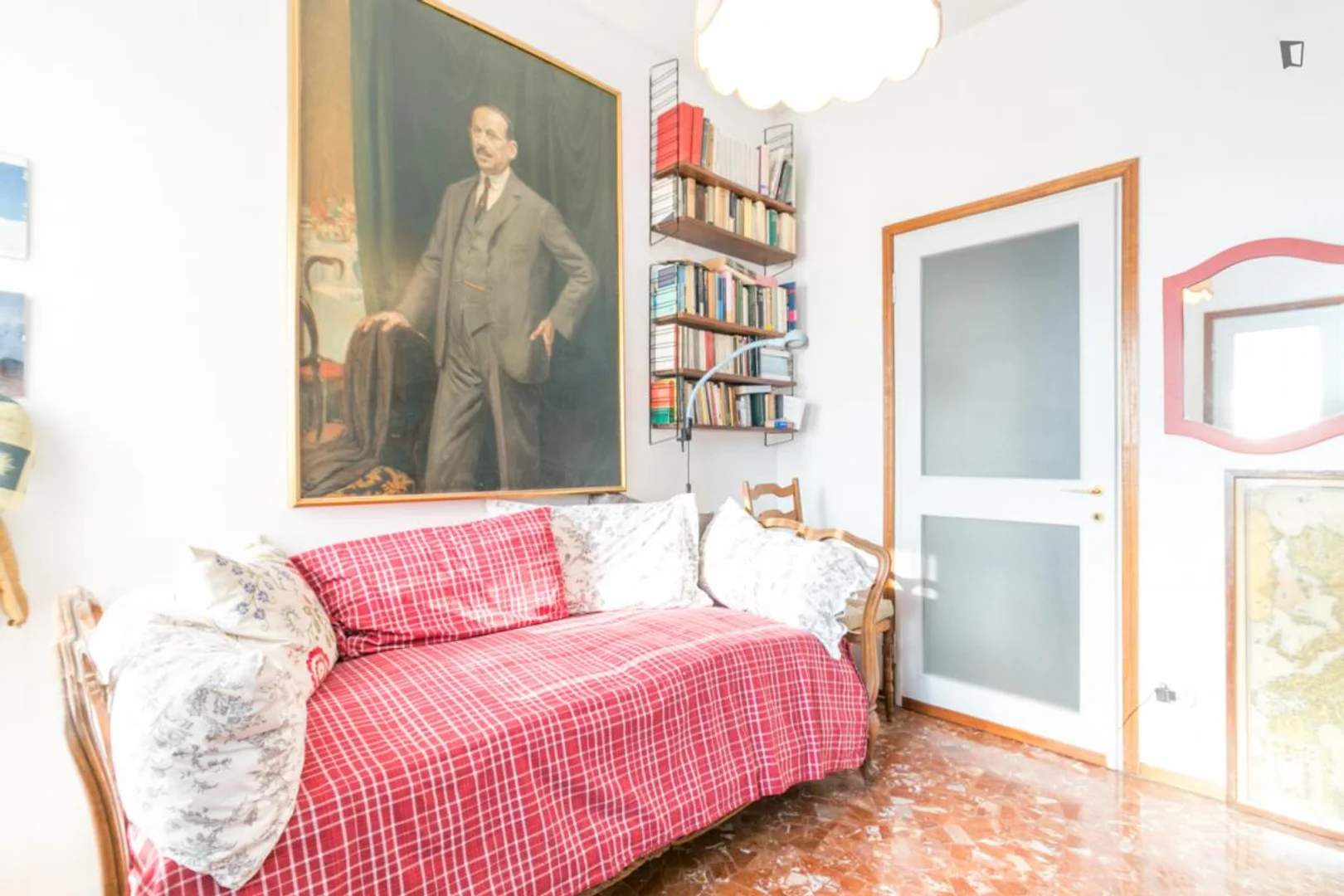 Stanza economica per studenti con ampia illuminazione in 