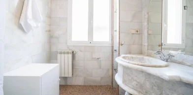 Private room at Calle de Fuencarral, image 14 of 31