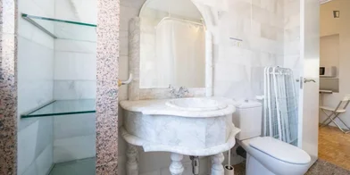 Private room at Calle de Fuencarral, image 15 of 31