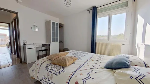Chambre privée à 1782 Av. Georges Dayan, 30900 Nîmes, France, image 1 de 10