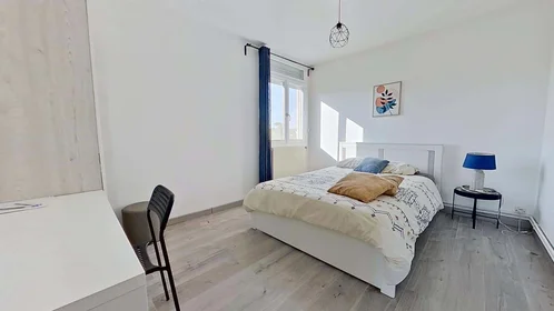Habitación privada en 1782 Av. Georges Dayan, 30900 Nîmes, France, imagen 4 de 28