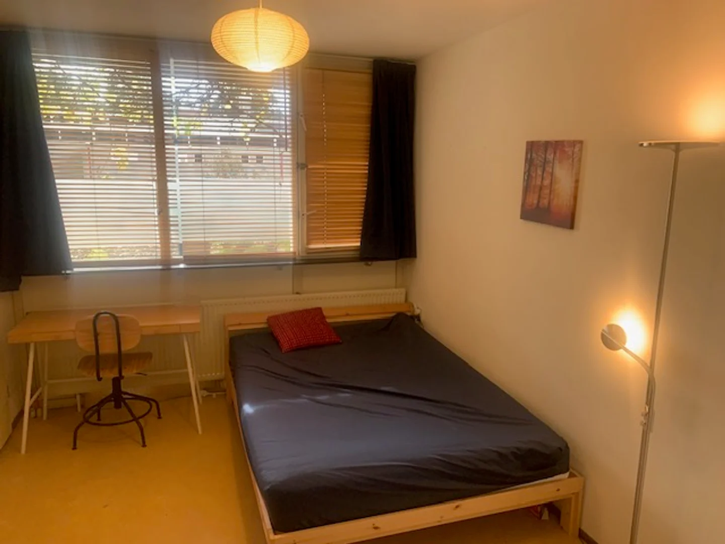 Chambre d'étudiant à  avec espace d'étude et installations communes