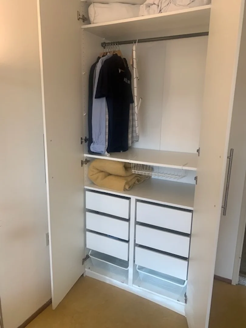 Chambre abordable pour les étudiants avec un bon éclairage dans 
