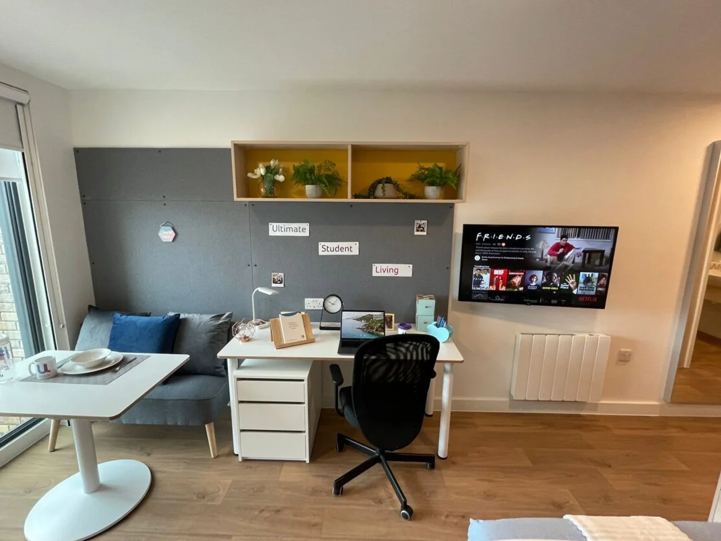 Apartamento estúdio acessível com características essenciais em 