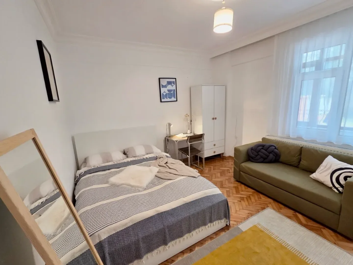 Chambre d'étudiant à avec espace d'étude et installations communes