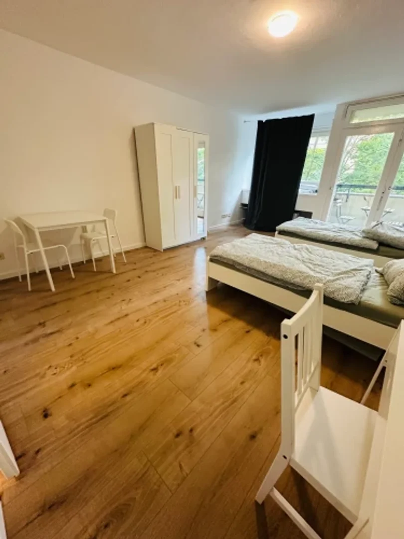Quarto de estudante luminoso e arejado com acesso fácil à universidade em 