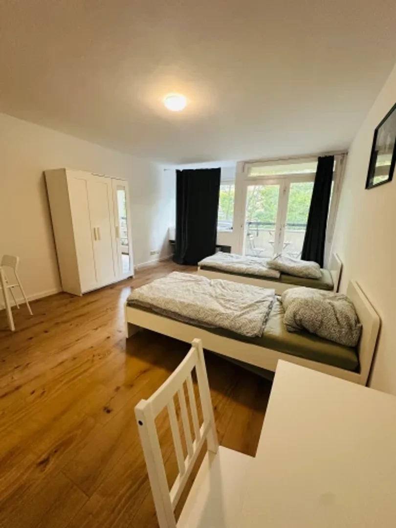 Quarto de estudante económico com localização conveniente em 