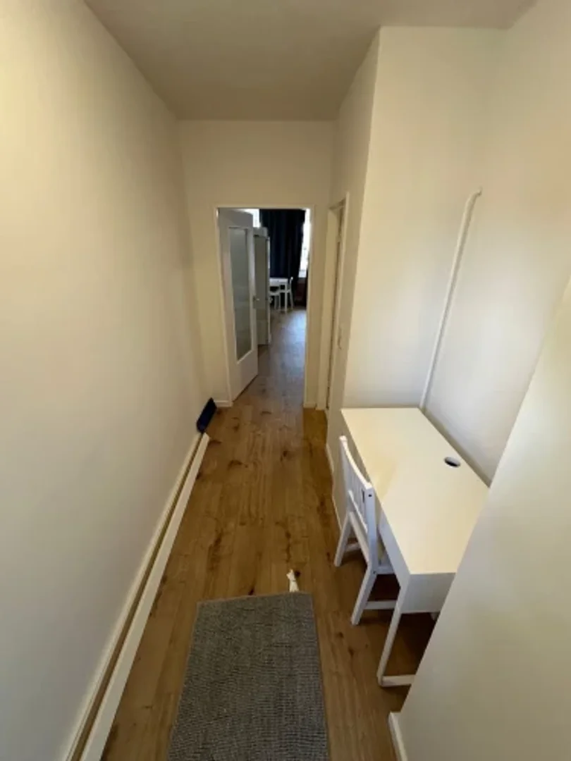 'de modern olanaklara sahip öğrenci dostu oda