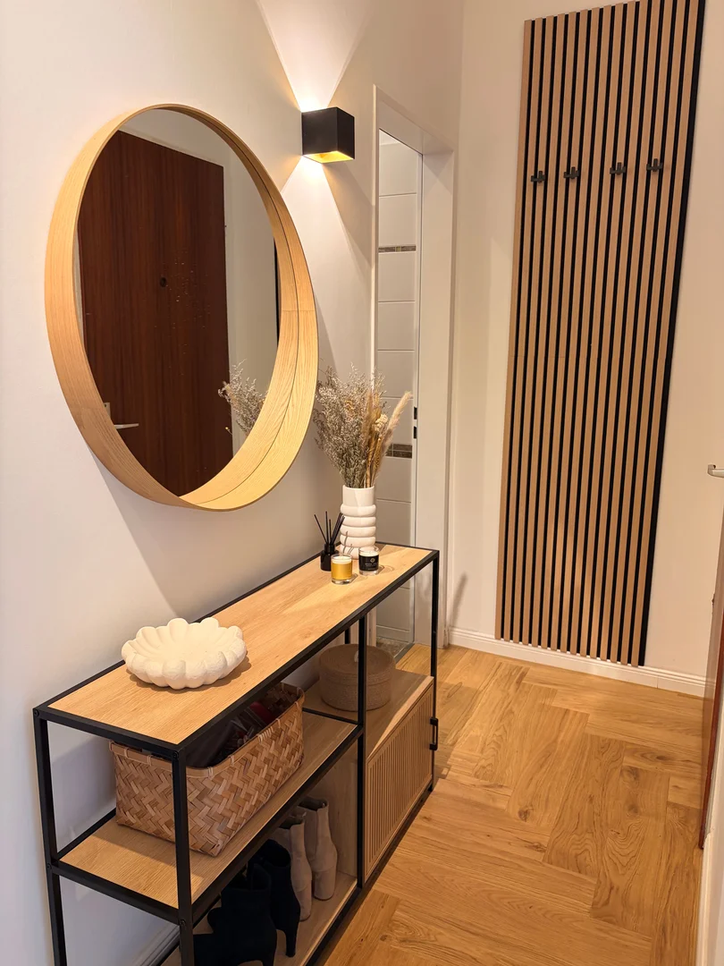 Bright and airy student room with easy university access in 
