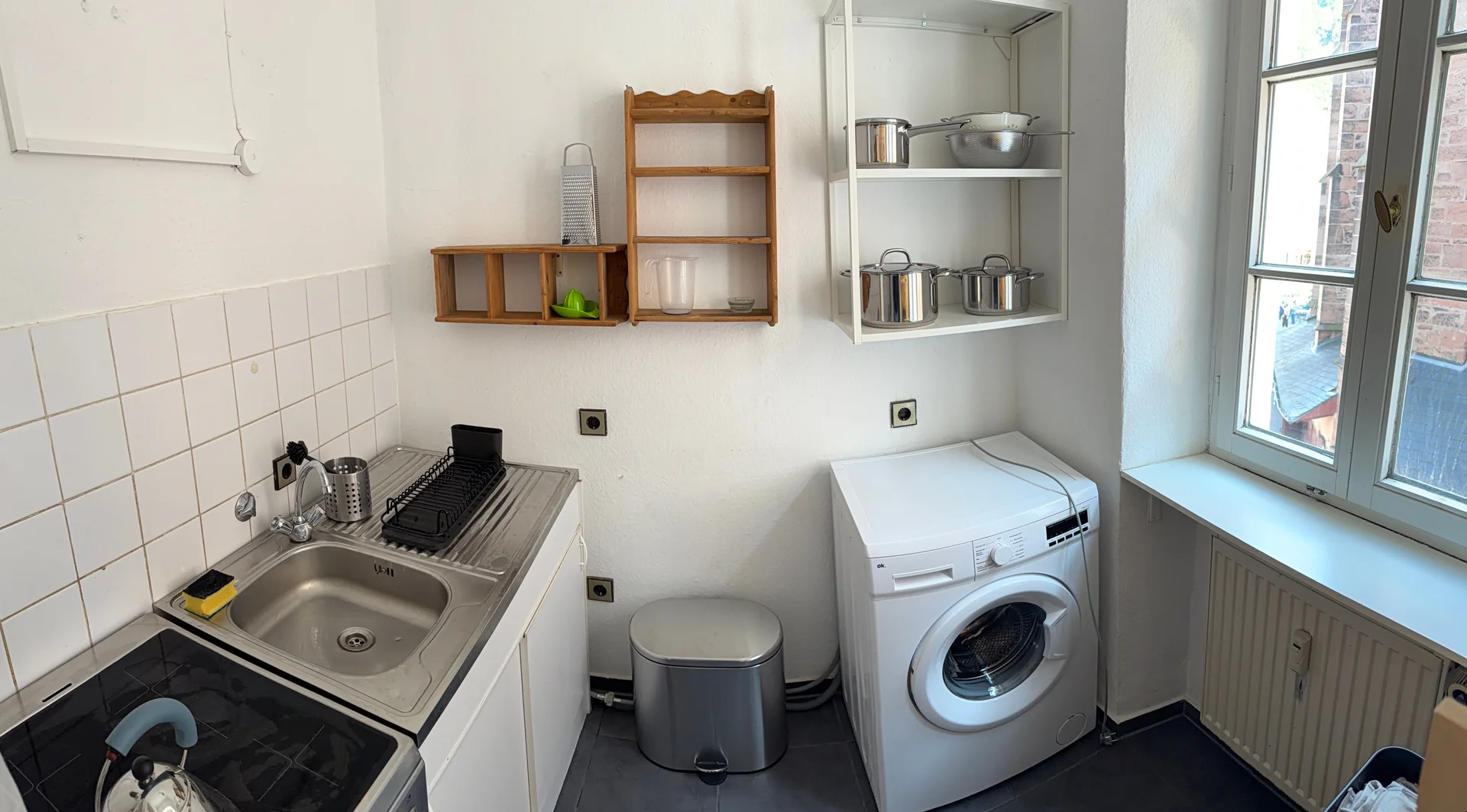 Functional student room perfect for studying in 
