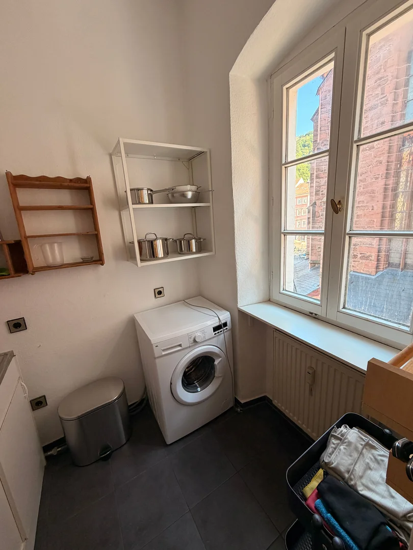 Bright and airy student room with easy university access in 