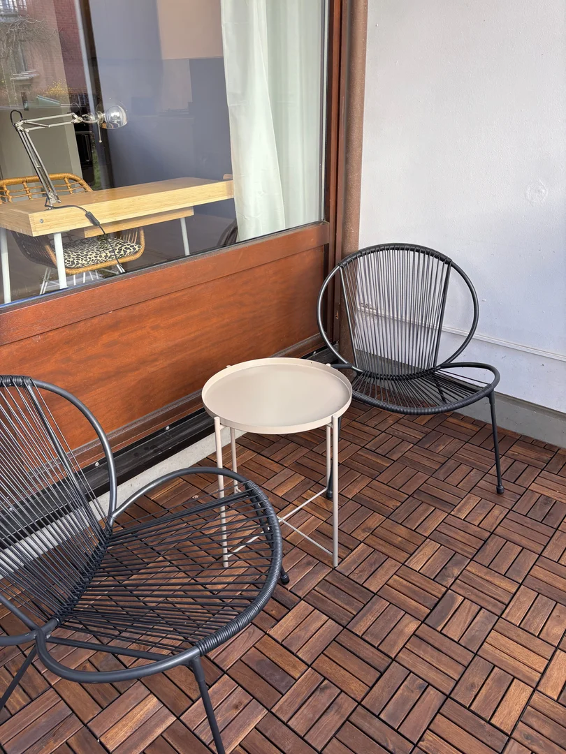 Chambre d'étudiant à  avec espace d'étude et installations communes