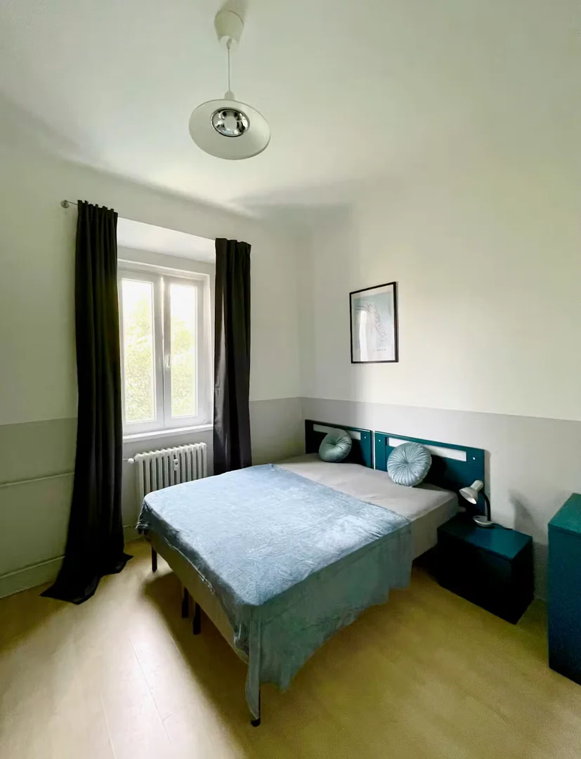 Habitación estudiantil luminosa y aireada con fácil acceso a la universidad en