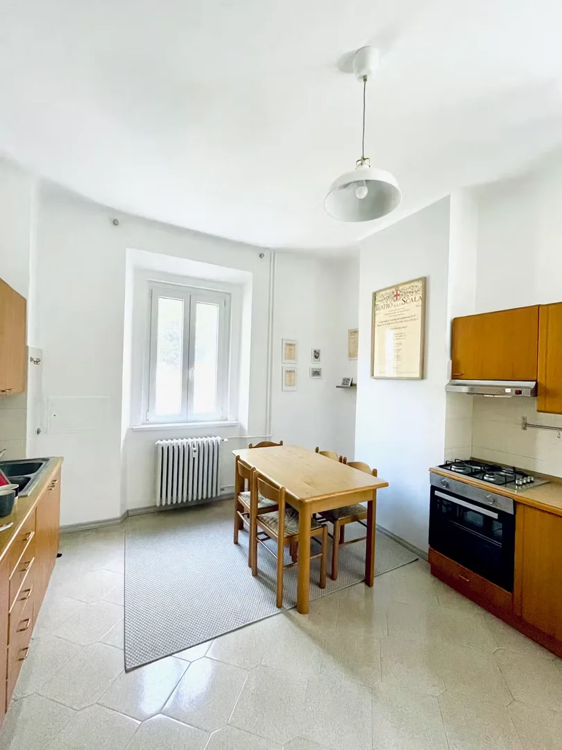 Habitación estudiantil luminosa y aireada con fácil acceso a la universidad en