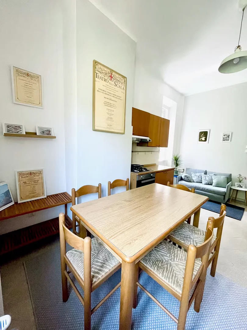 Habitación estudiantil luminosa y aireada con fácil acceso a la universidad en