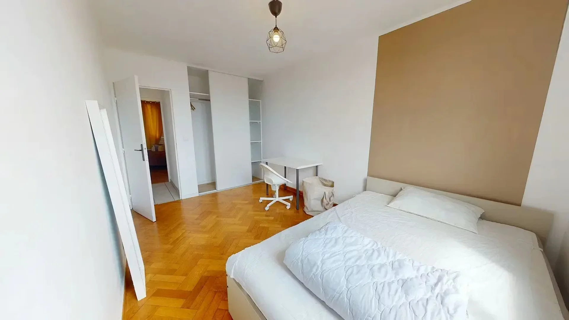 Comfortable and spacious student room in 
