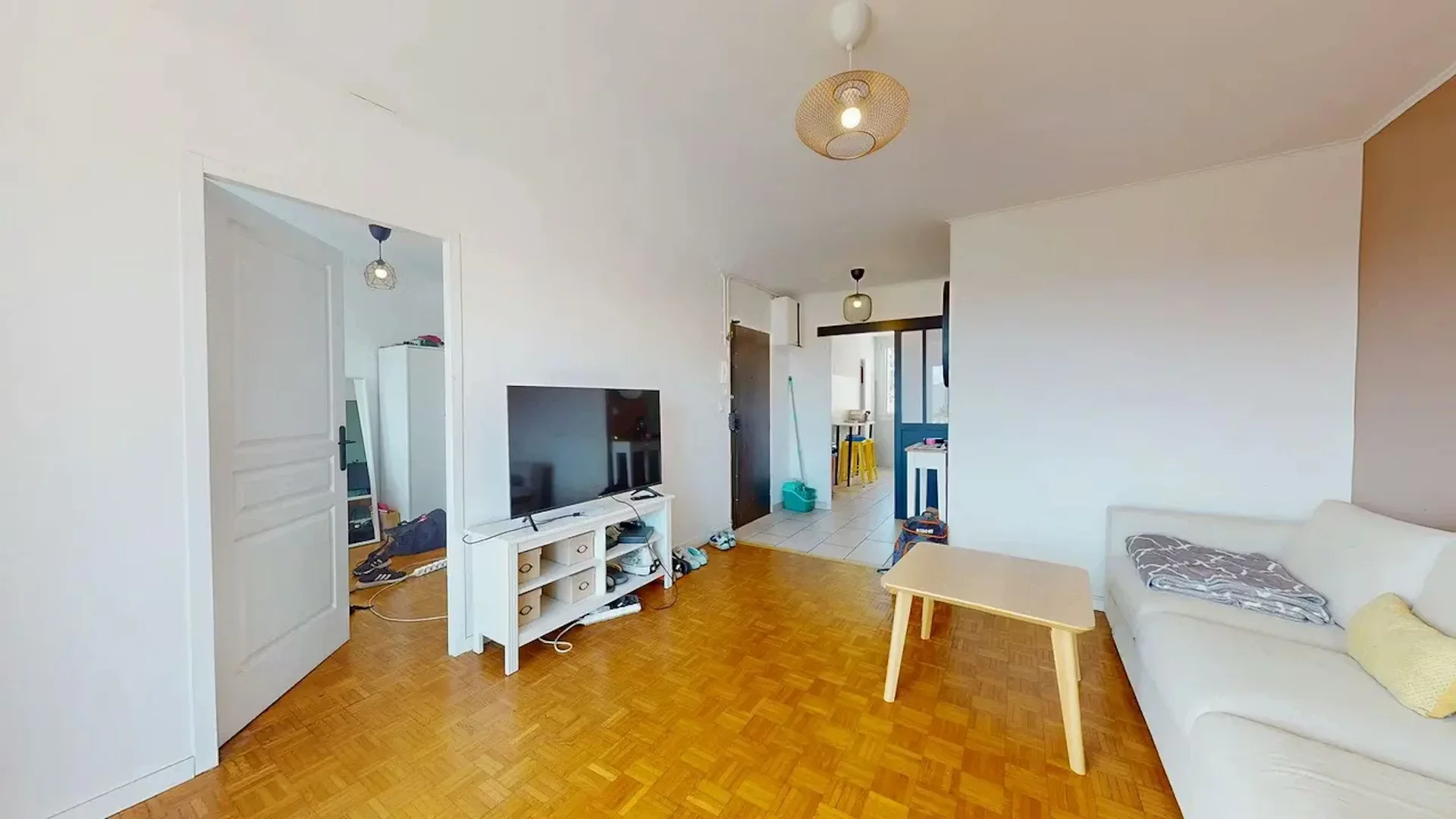 Bright and airy student room with easy university access in 