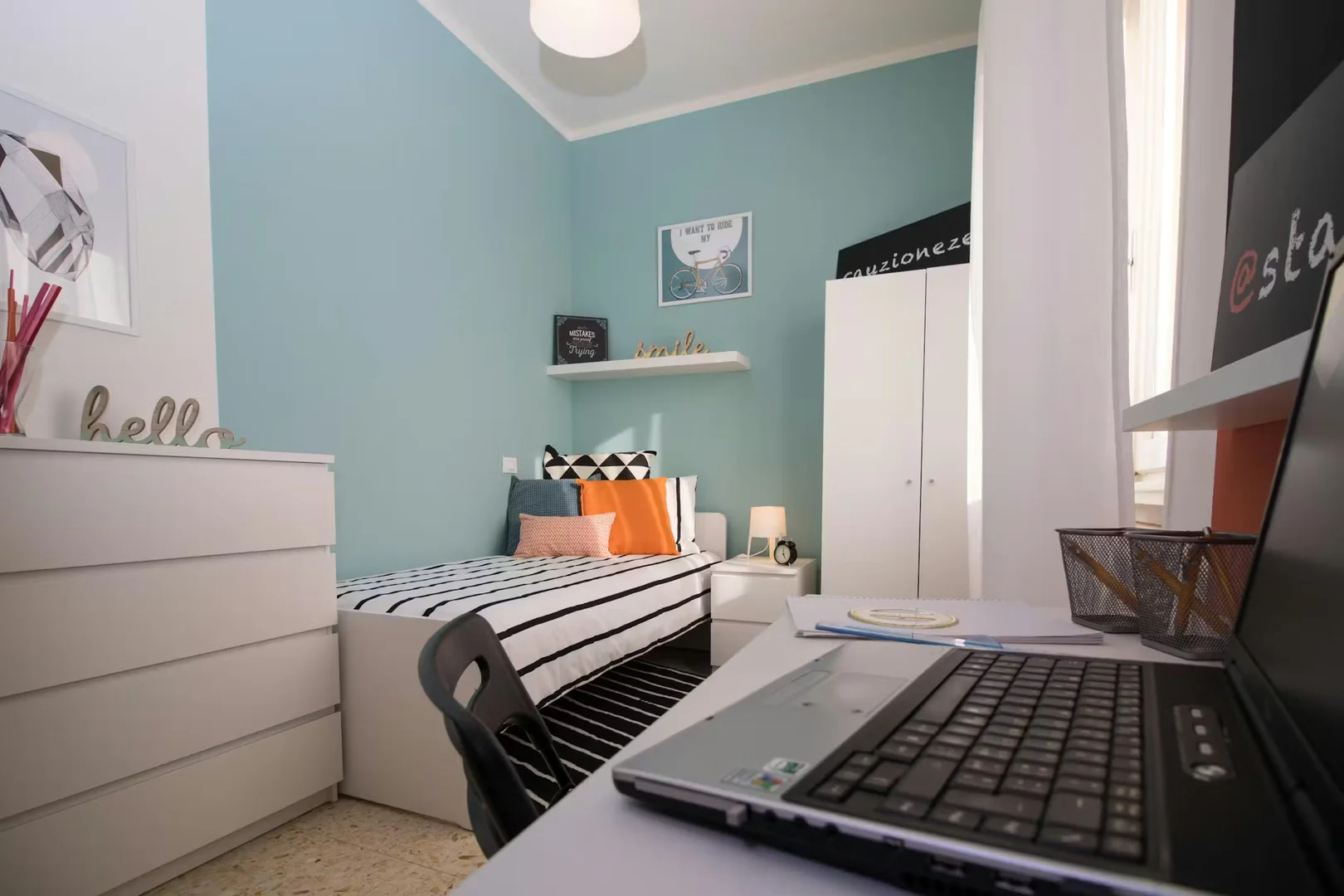 Functional student room perfect for studying in 