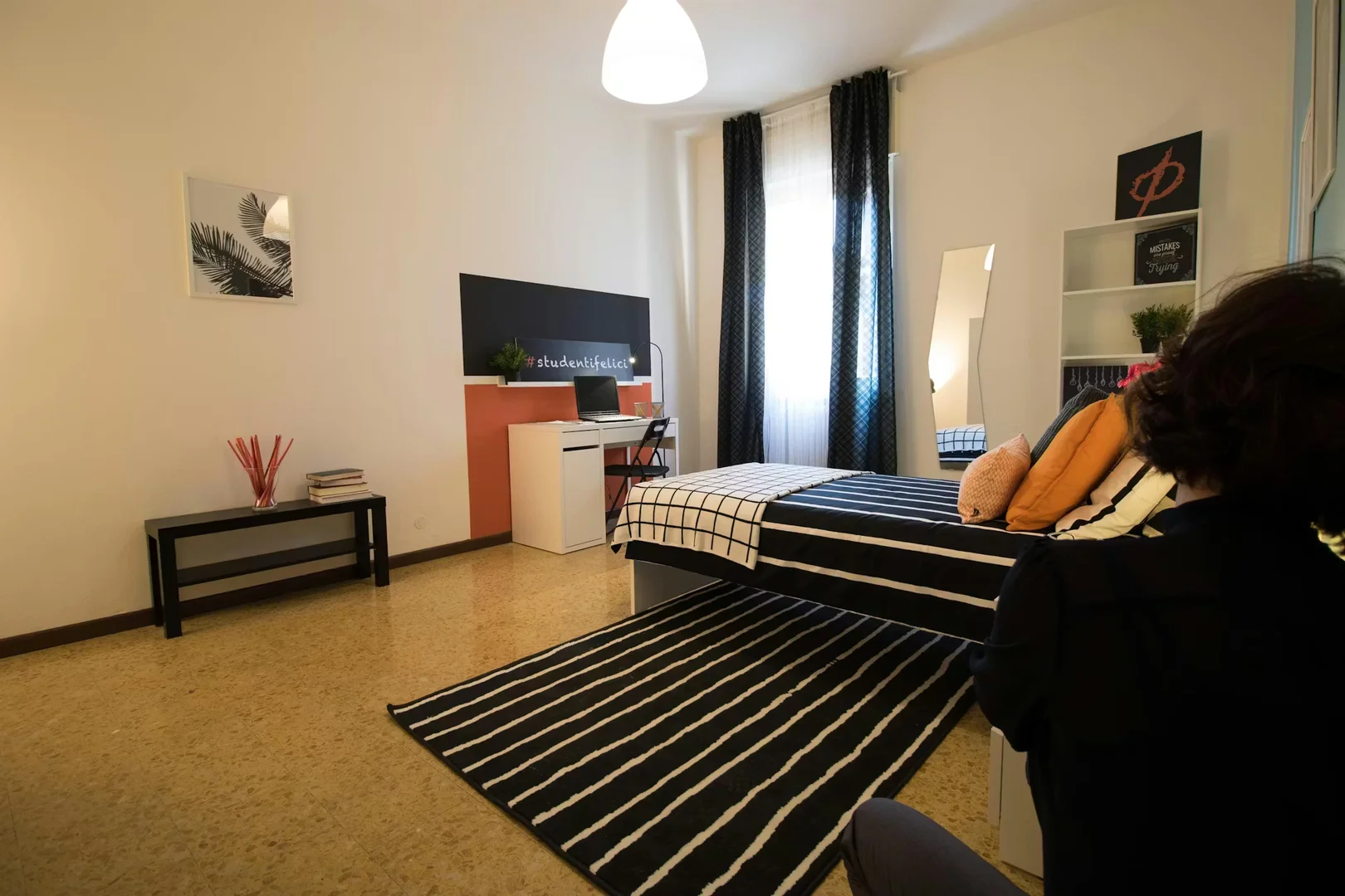 Stanza economica per studenti con ampia illuminazione in 