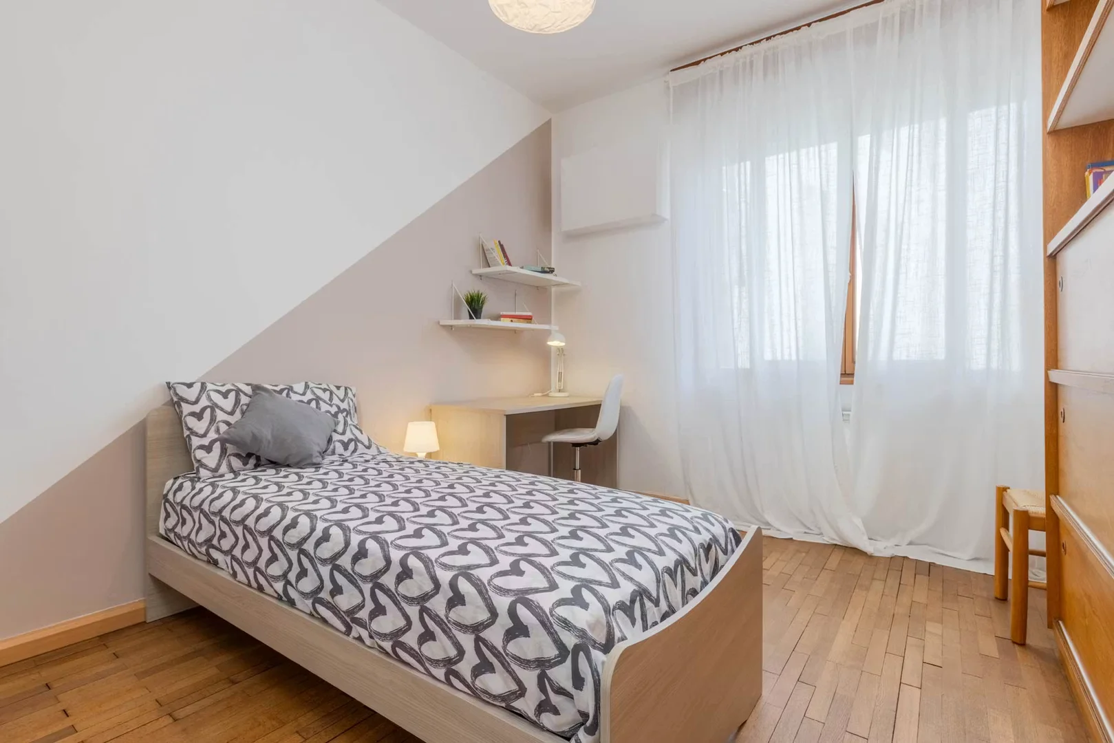 Quarto de estudante económico perto do campus em 