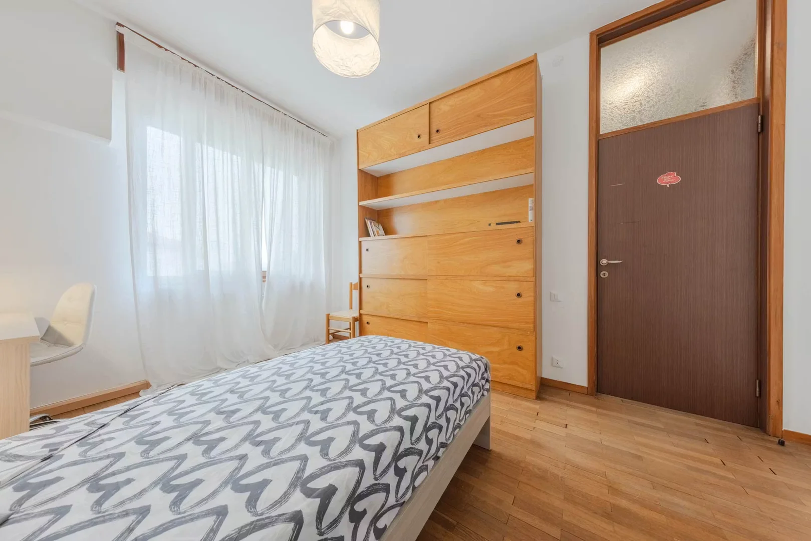 Quarto acessível para estudantes com iluminação ampla em 