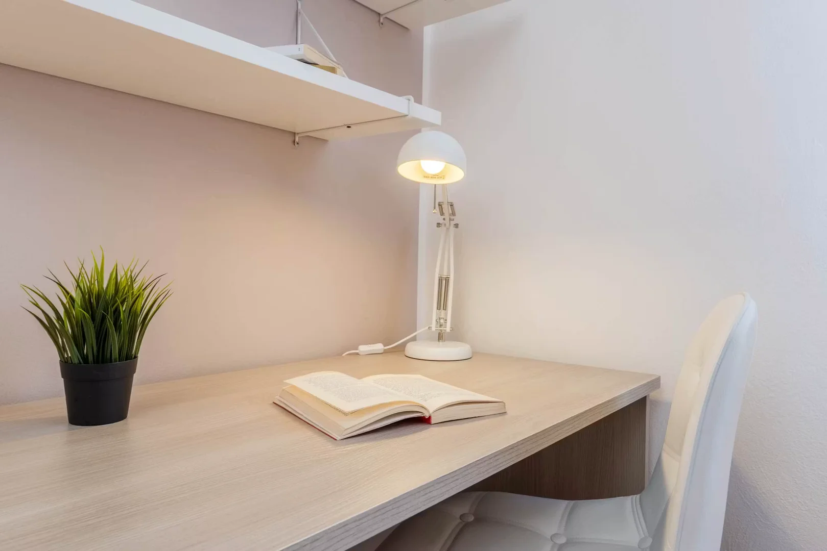 Quarto para alugar em apartamento de estudantes em , totalmente mobilado