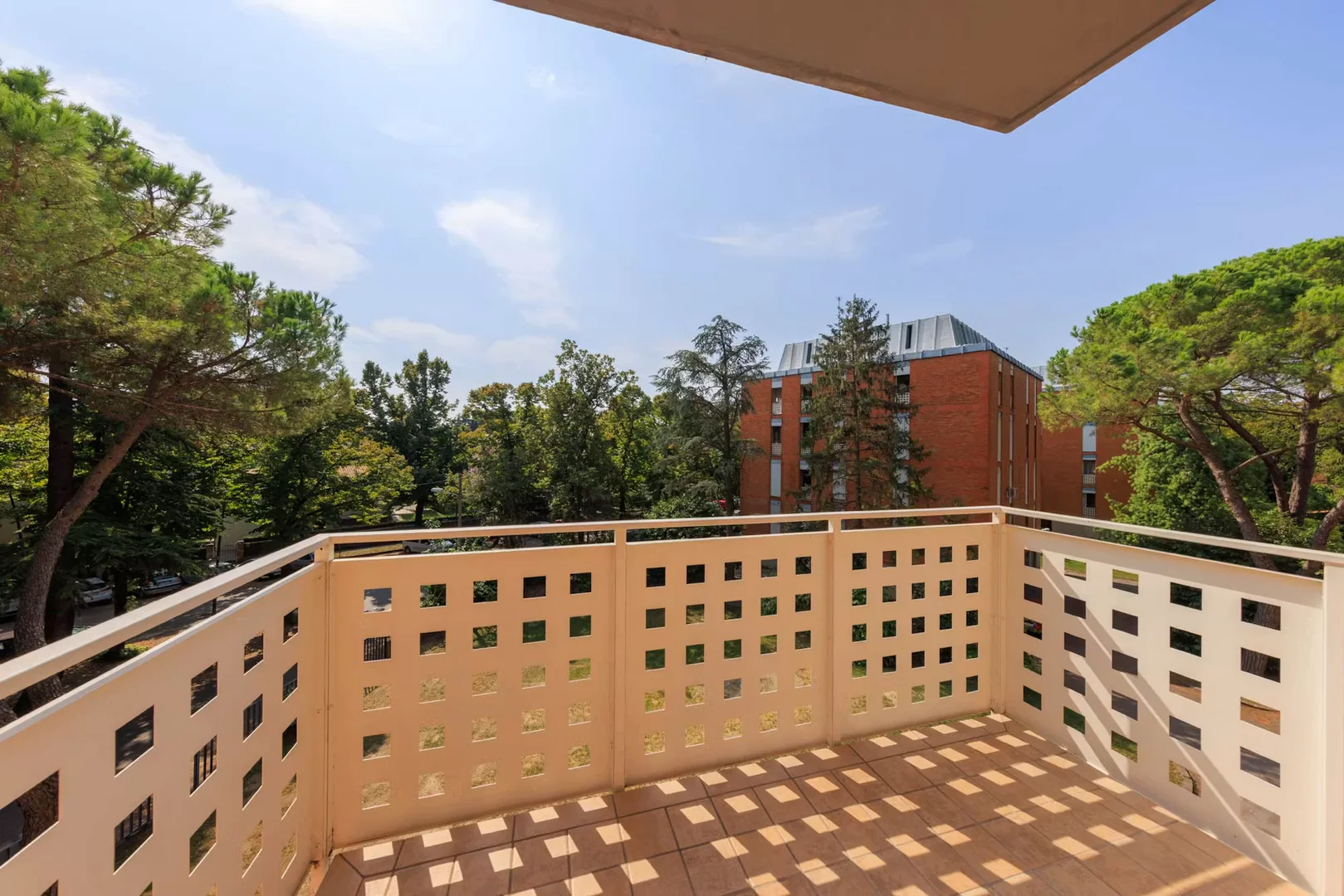 Chambre confortable pour étudiants disponible dans