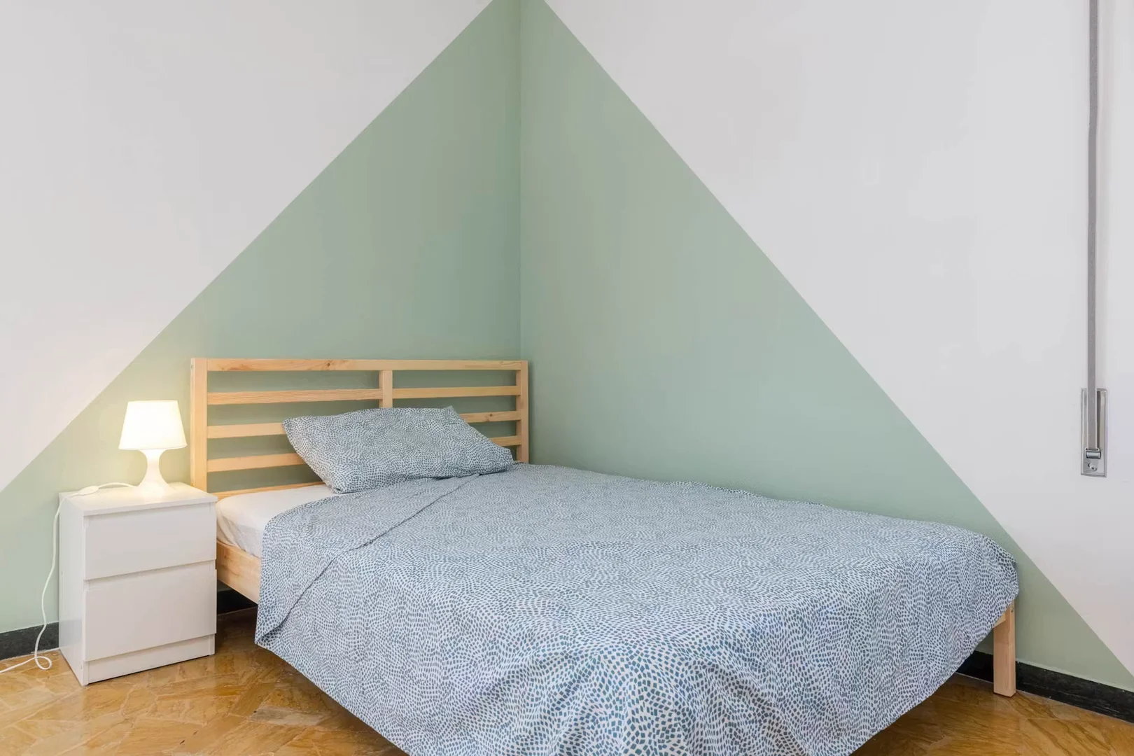 Chambre d'étudiant lumineuse et aérée avec accès facile à l'université dans