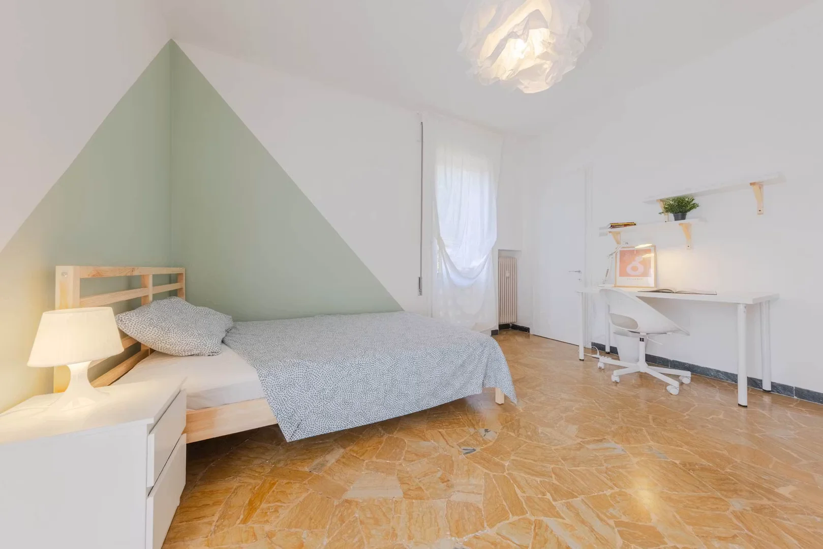 Chambre d'étudiant à avec espace d'étude et installations communes