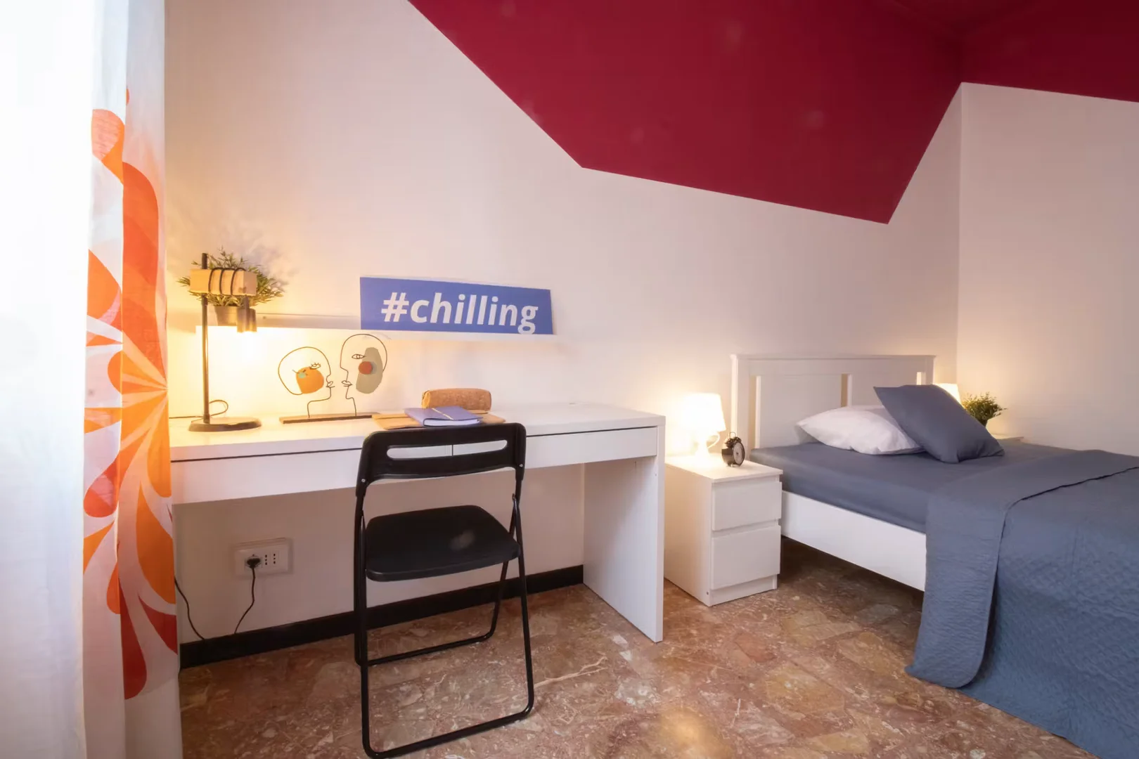 Studentenzimmer in  mit Arbeitsbereich und Gemeinschaftseinrichtungen