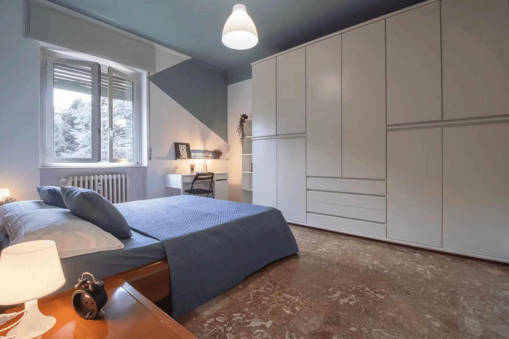 Studentenzimmer in mit Arbeitsbereich und Gemeinschaftseinrichtungen