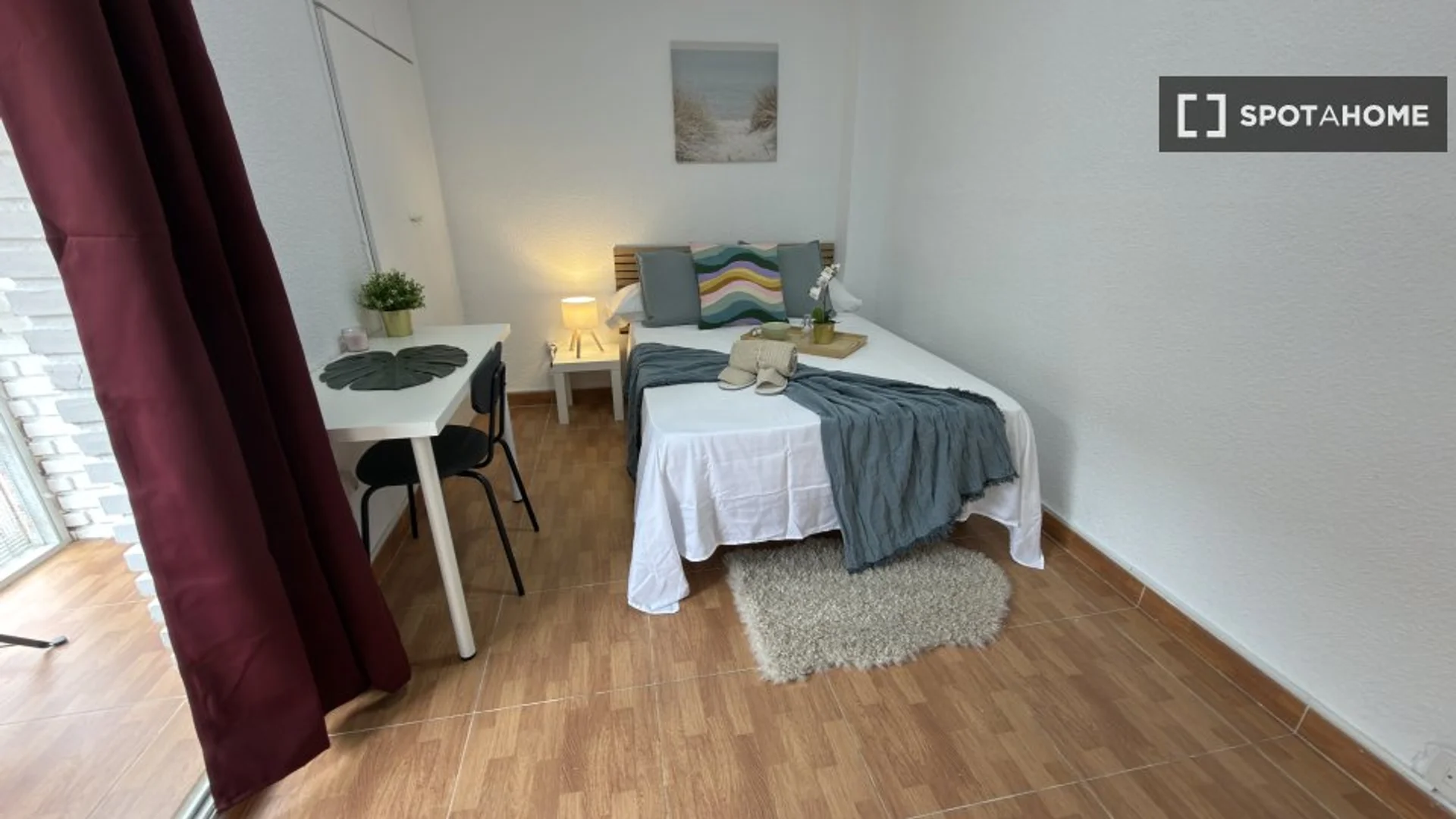 Habitación para estudiantes en  con área de estudio y facilidades compartidas