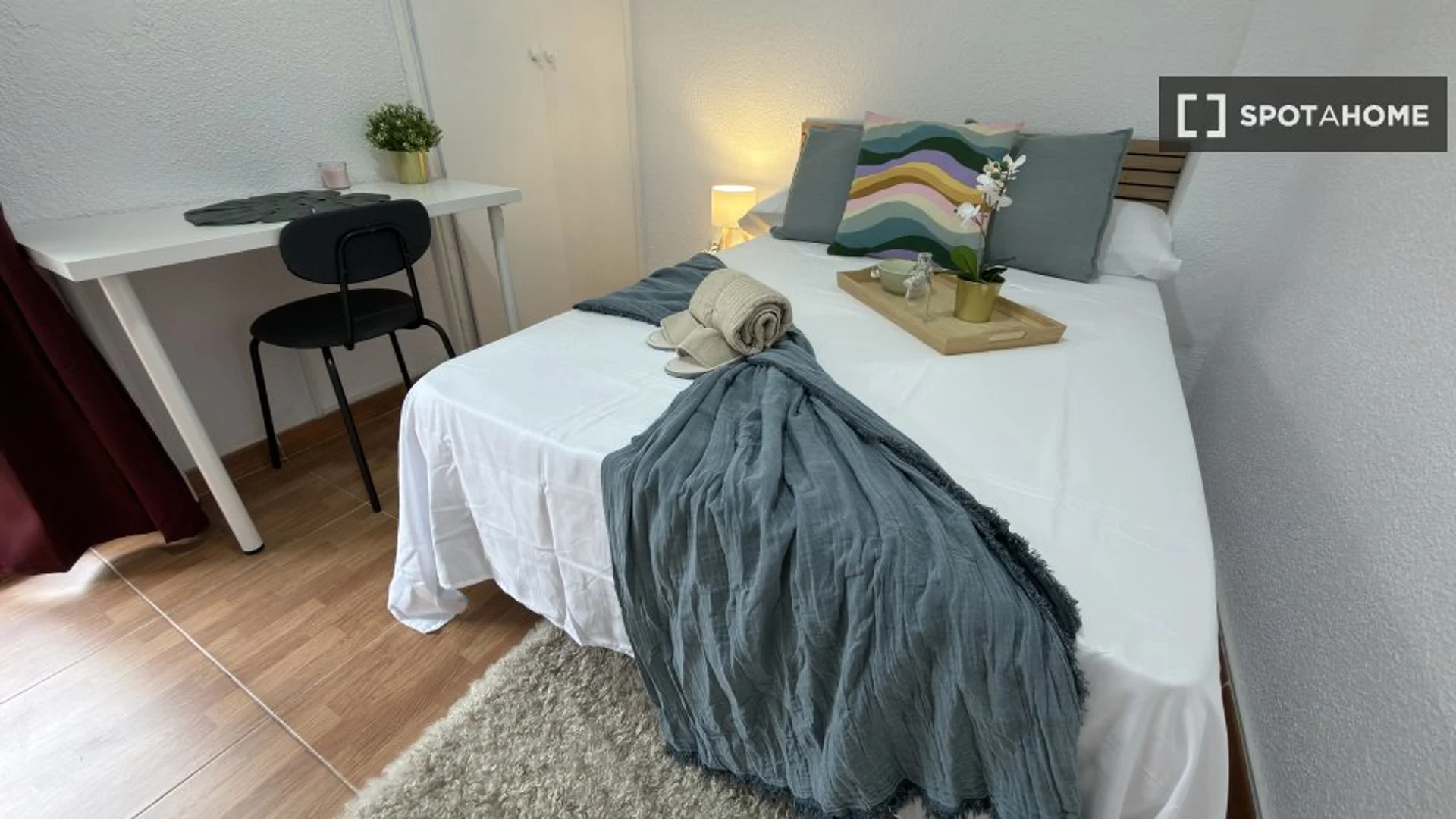 Habitación estudiantil amplia y cómoda en 