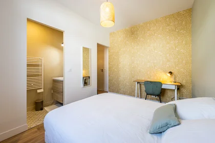 Private room at 13 impasse Chanvin, 94200 Ivry-sur-Seine, image 10 of 15