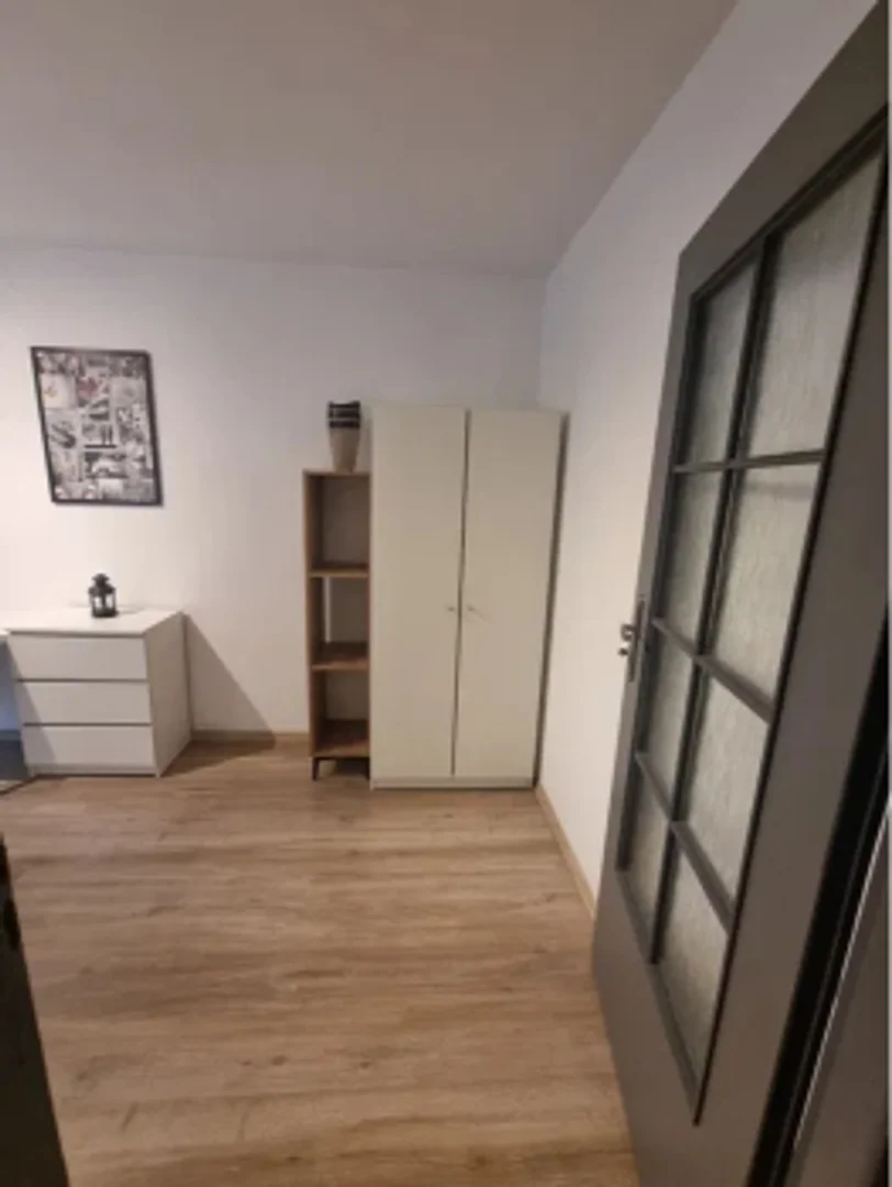 Zimmer in Studentenwohnung in zu vermieten, voll möbliert