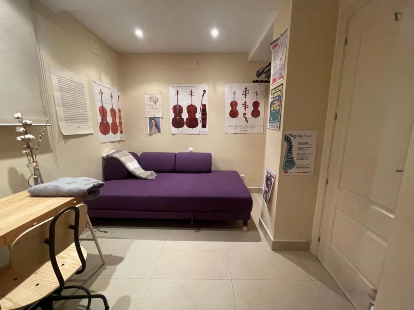 Habitación estudiantil amplia y cómoda en 