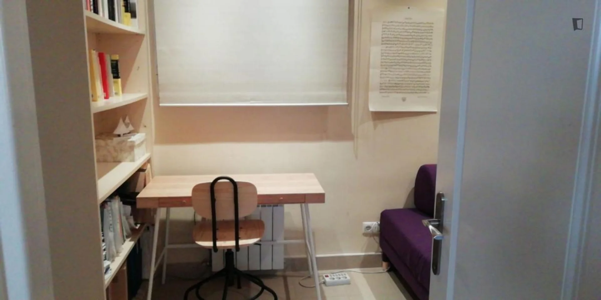 Habitación estudiantil luminosa y aireada con fácil acceso a la universidad en 