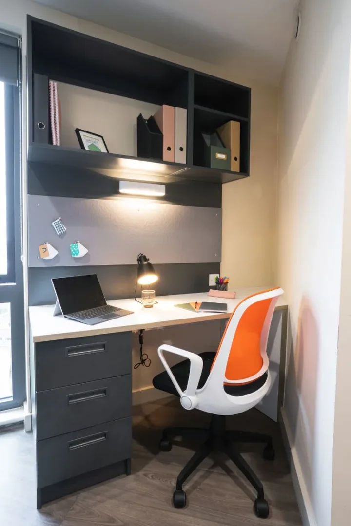 Habitación acogedora para estudiantes disponible en 