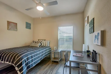 Alojamiento entero en 201 Inman St Denton, TX 76205, imagen 1 de 10