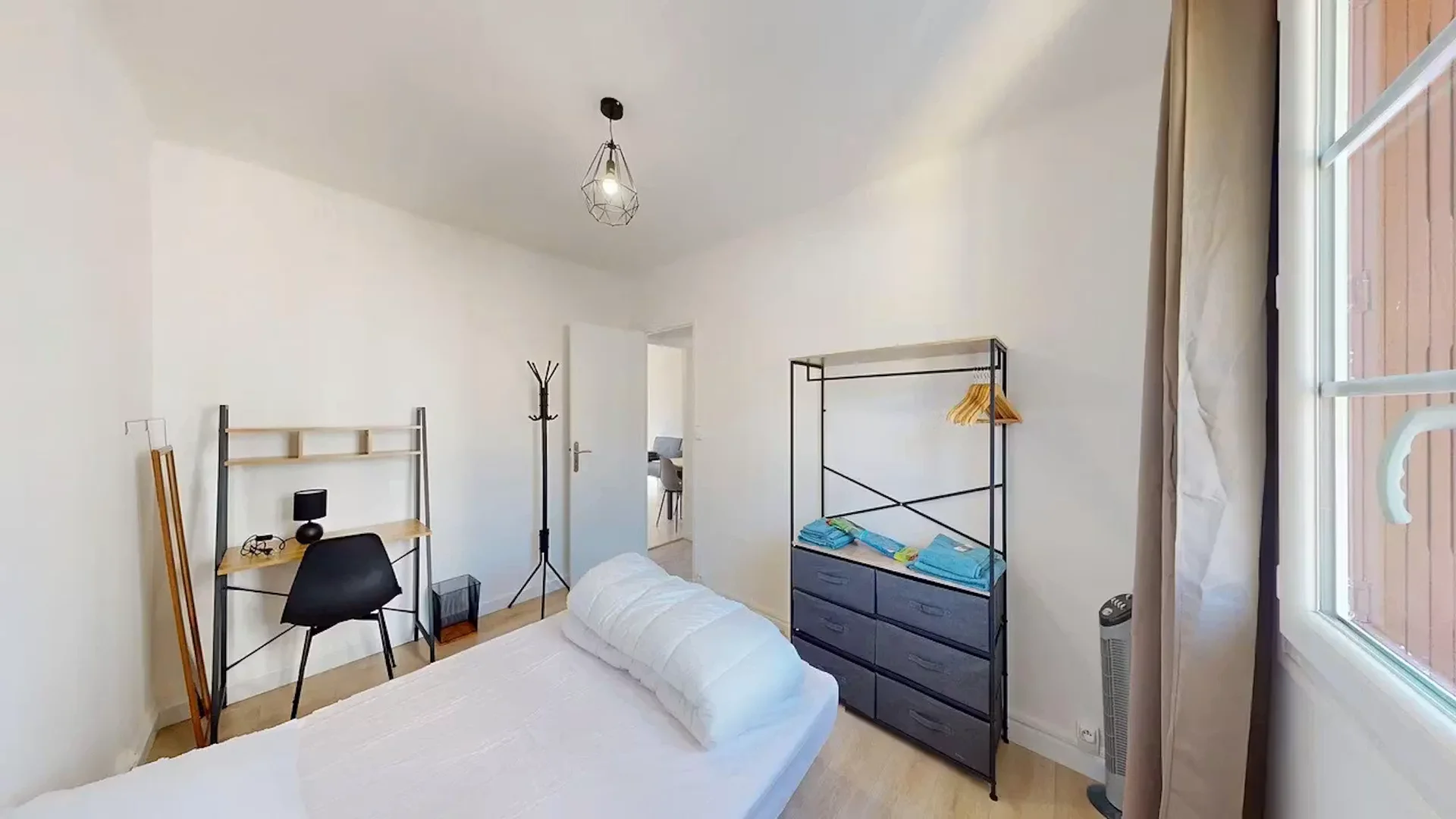 Chambre confortable pour étudiants disponible dans 