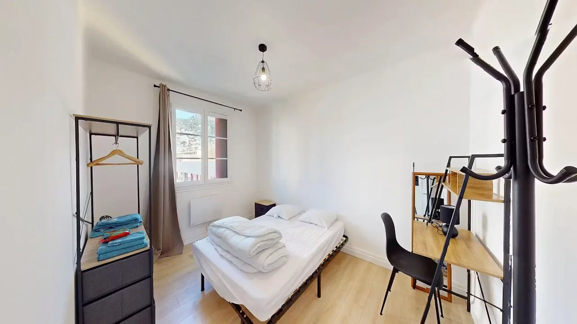 Chambre conviviale pour les étudiants dans  avec des équipements modernes