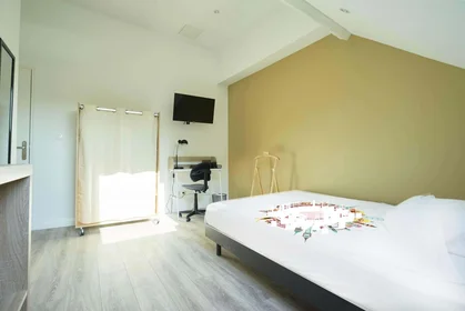 Chambre privée à 81 Rue le Mongnier, 80090 Amiens, France, image 1 de 10