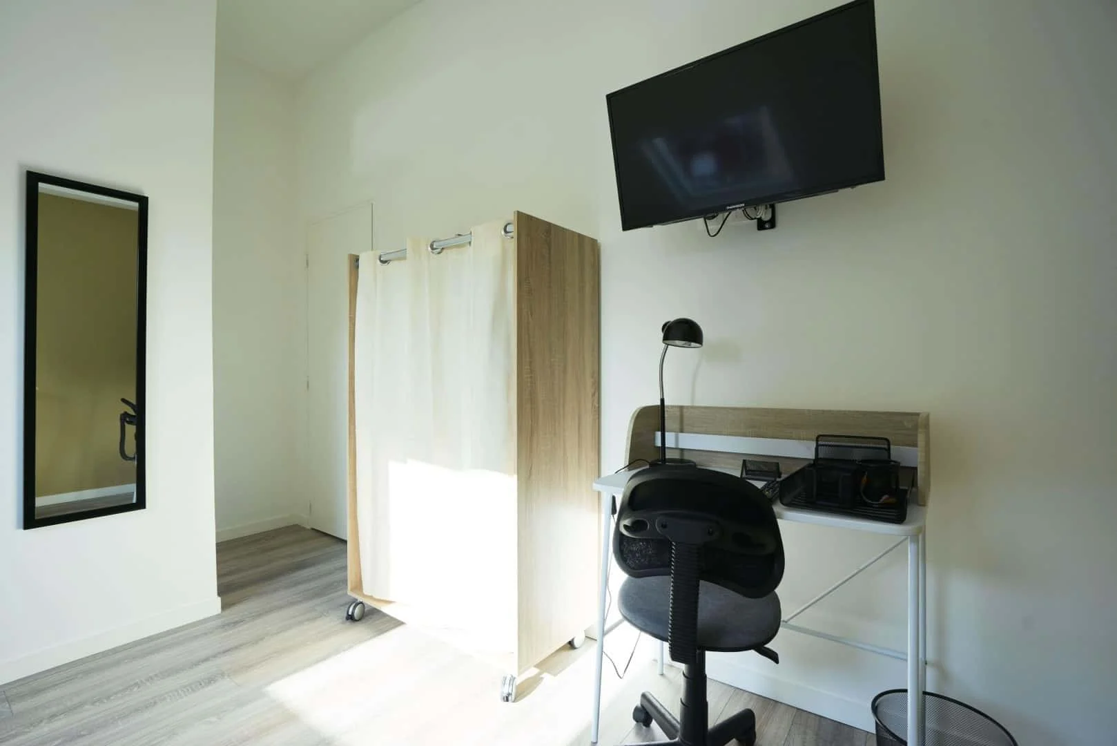 Affordable room for students with ample lighting in 