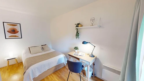 Quarto para alugar com cama de casal em Issy-les-moulineaux