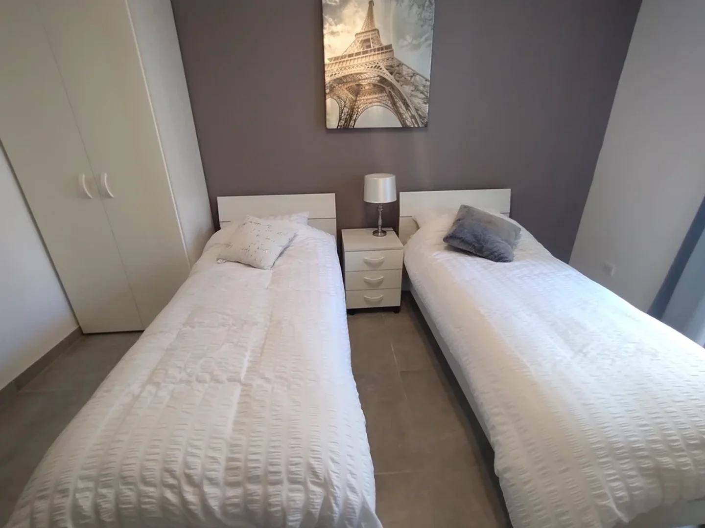 Quarto de estudante económico perto do campus em 