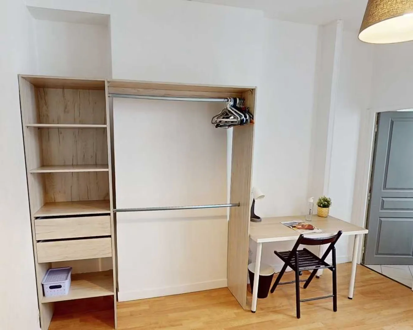 Studentenzimmer in  mit Arbeitsbereich und Gemeinschaftseinrichtungen